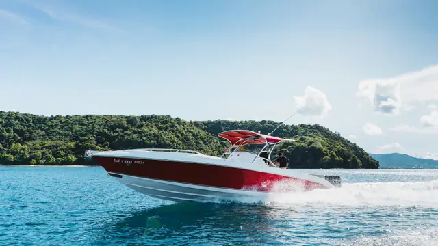Al Dhaen 38 Vice — under way