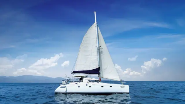 Fountaine Pajot 42 Tahaa — under sail, side view