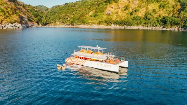 Scallobs 65 — lounge deck
