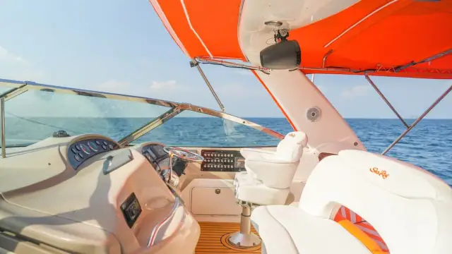 Sea Ray Sundancer 46 Vodka — helm station