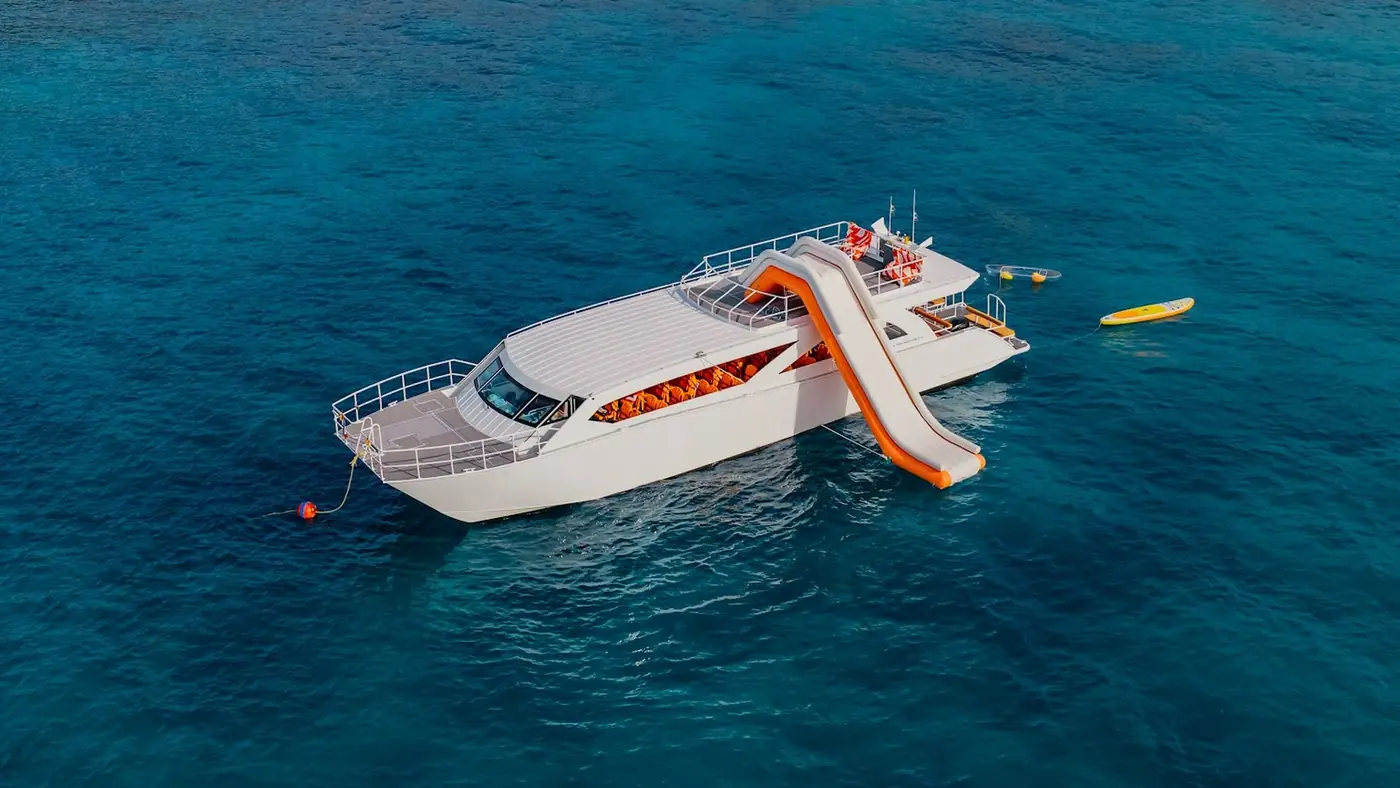 Speed Catamaran 4 Engines — exterior