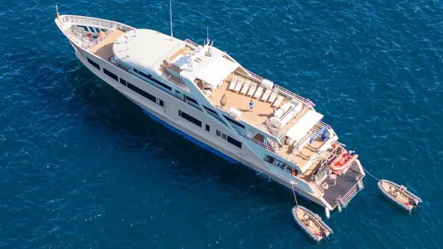 Vanora 170 — at anchor, from above