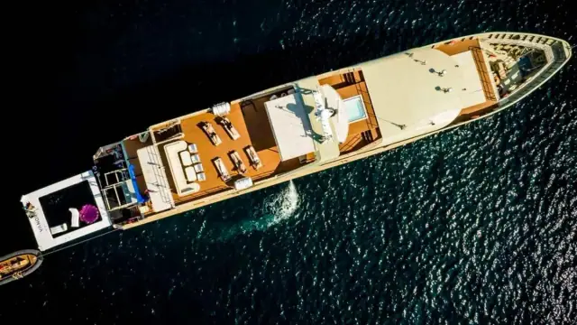 Vanora 170 — deck from above